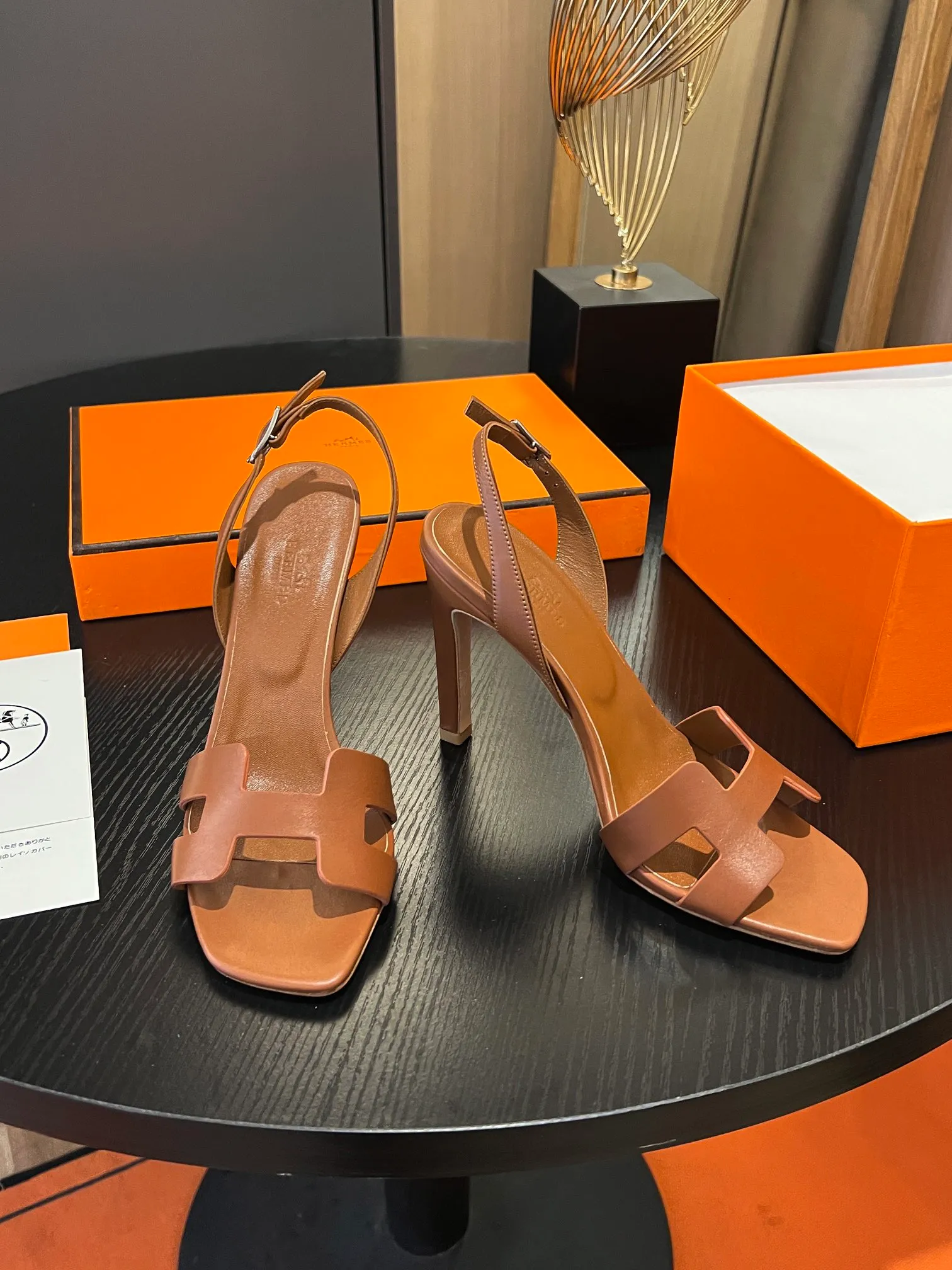 👟👟Ex-factory price 600👟👟Hermès 2023 high-heeled temperament sandals original customization! Counter synchronization! Hermès high heels have always been simple, fashionable and elegant! ! ! It can hold any style of wear, the height of 10.5cm is easy to control, and the feet feel comfortable and pressure-free! The classic and elegant style brings a sense of luxury to your feet! Highly recommended Material: Upper imported calfskin + mixed sheepskin lining Outsole: Italian genuine leather sole Size: 34-42 (34.41.42 customization is non-returnable and non-exchangeable)